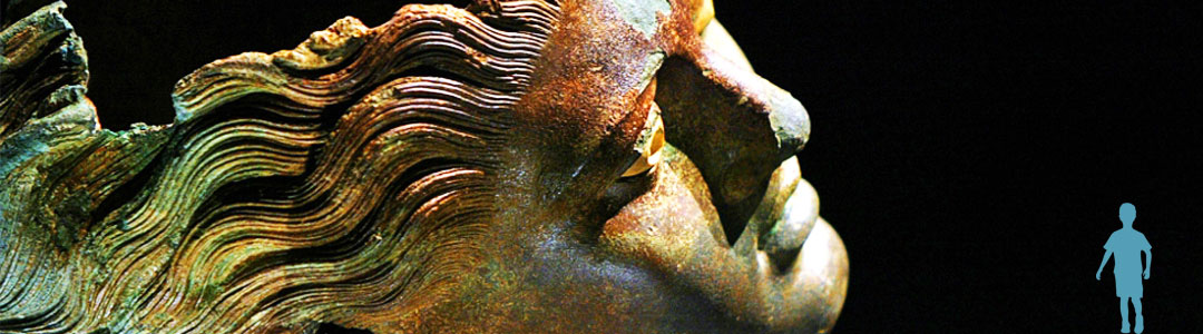 visage en bronze symbolisant l'individu et la propriété sociale